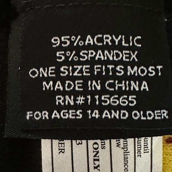 Harry Potter Hogwarts Crest Knit Scarf with Tassels - Picture 12 of 12